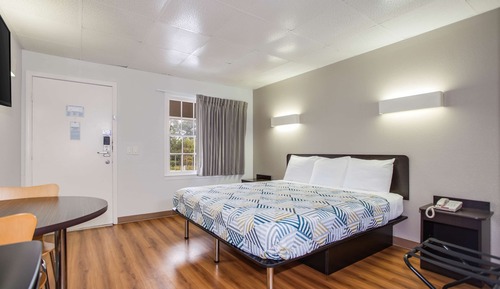 Standard Room, 1 King Bed, Non Smoking, Refrigerator