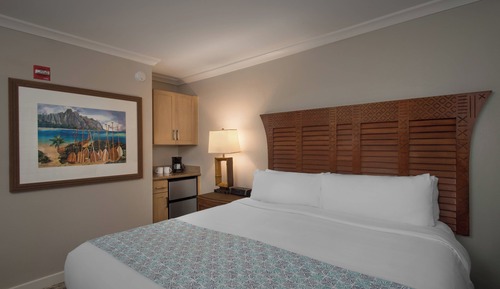 Room, 1 Queen Bed, Lanai (Mobility Accessible, Roll-In Shower)