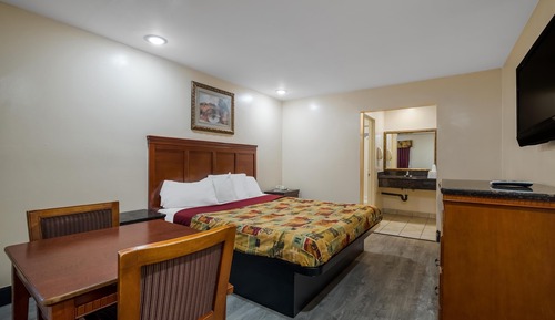 Room, 1 King Bed, Smoking