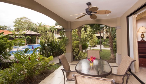 Family Condo, Poolside