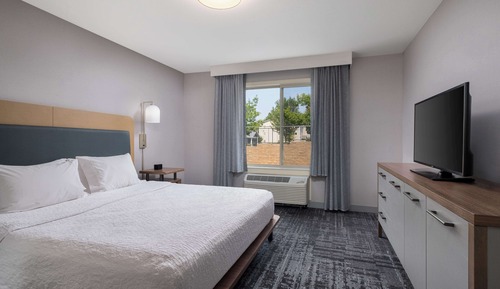 Premier Room, 1 King Bed, Accessible, Bathtub (Hear Access Tub)