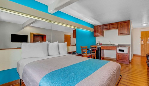 Deluxe Room, 1 Queen Bed, Non Smoking, Kitchenette
