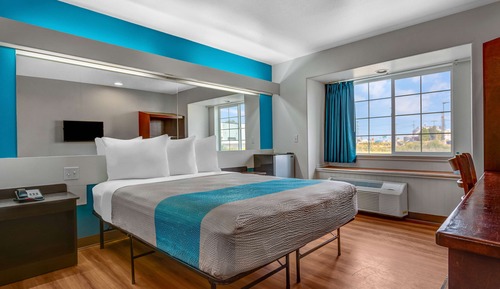 Deluxe Room, 1 Queen Bed, Accessible, Non Smoking