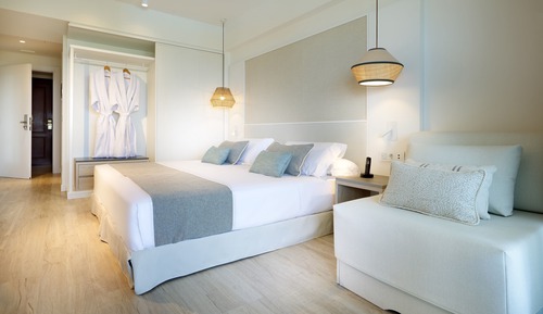 Deluxe Room, Pool View (Signature Level)