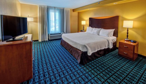 Standard Room, 1 King Bed (Mobility Accessible, Roll-In Shower)