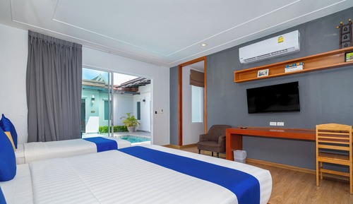 DeLuxe Family Room with Pool Access