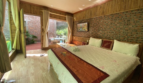 Bungalow, Courtyard View