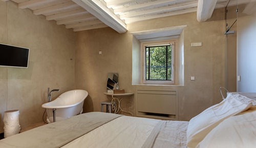 Deluxe Double Room (Bath Tub)