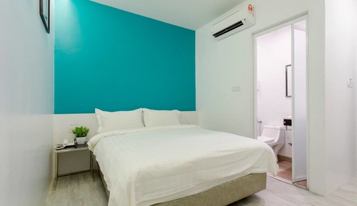 Deluxe Room, 1 Queen Bed, No Windows
