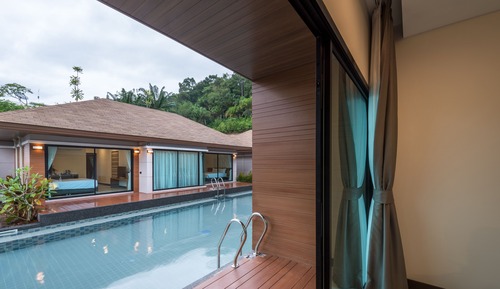Deluxe Pool Access with Bathtub