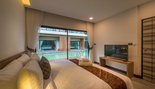 Family Pool Access with Bathtub