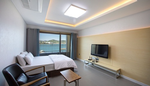 Deluxe Double Room, 1 Queen Bed, Non Smoking, Ocean View (Extra person fee 10000 KRW upon C/I)