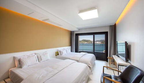 Deluxe Twin Room, 2 Queen Beds (Extra person fee 10000 KRW upon C/I)