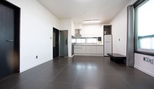 Condo (Extra person fee 10000 KRW upon C/I)