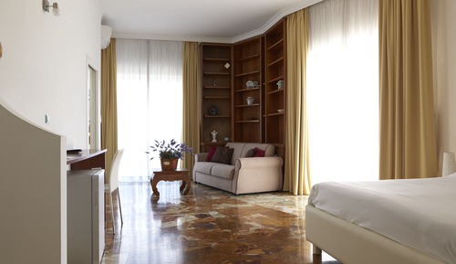 Suite, Balcony