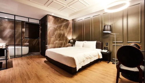 Deluxe Double Room (Black)