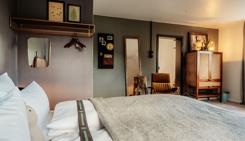 Deluxe Suite, 1 Queen Bed, Sauna, Mountain View
