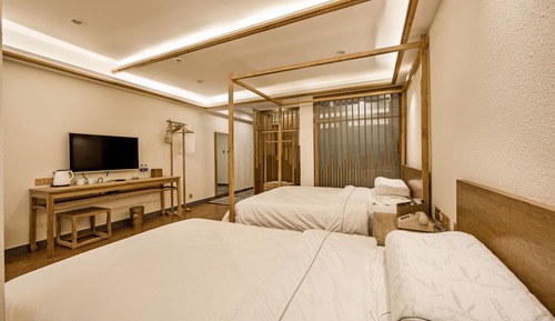 Design Triple Room, Multiple Beds, Refrigerator
