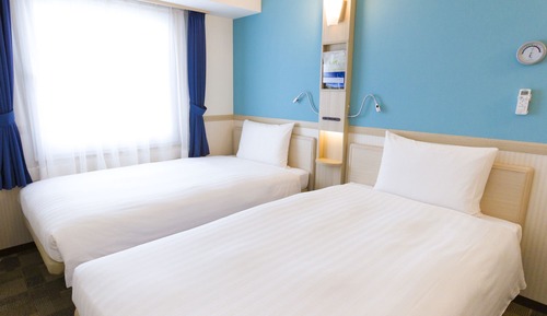 Twin Room, Smoking