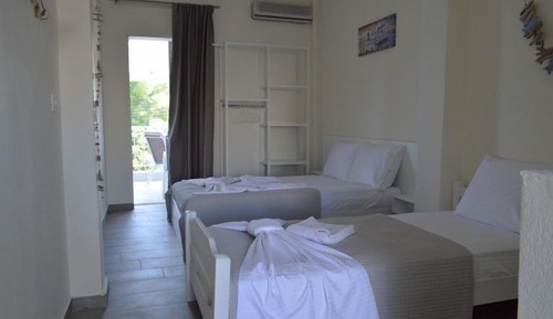 Studio, Multiple Beds (First Floor)