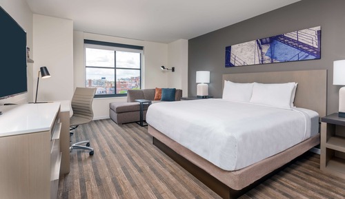 High Floor Den | King Bed