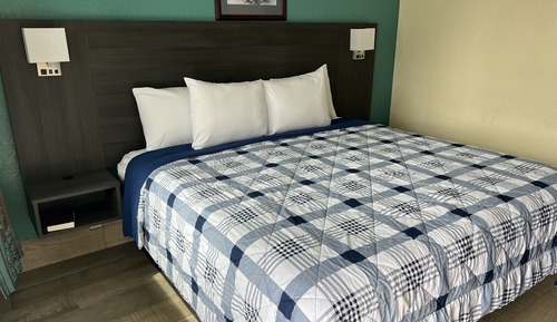 Deluxe Room, 1 Queen Bed, Non Smoking, Refrigerator & Microwave