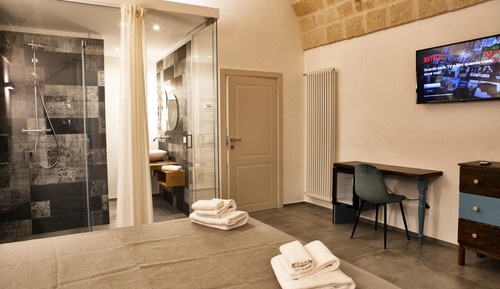 Deluxe Double Room, 1 King Bed, Private Bathroom