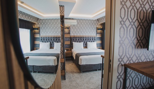 Family Room, Connecting Rooms