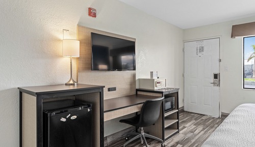 Room, 1 King Bed, Mobility Accessible, Non Smoking (Roll-in Shower)