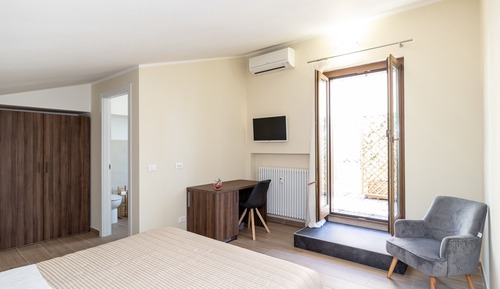 Double Room, 1 Queen Bed (Carmen)
