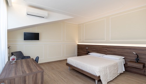 Double Room, 1 Queen Bed, City View (Romeo)