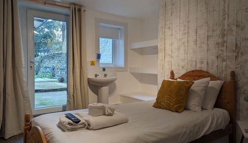 Economy Single Room, Shared Bathroom, Garden View (1)