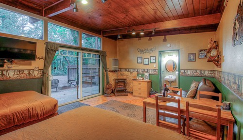 Wolf's Lair Cabin with Kitchenette (pets not allowed)