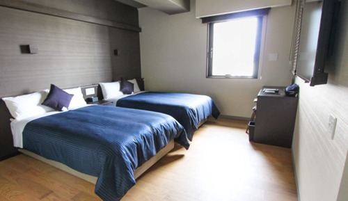 Twin Room, Smoking