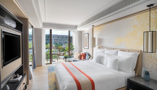 Classic Room, 1 King Bed, Pool View