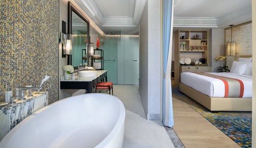 Classic Room, 1 King Bed, Pool Access