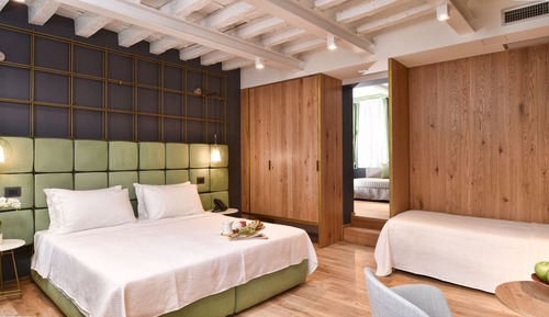 Exclusive Triple Room, Multiple Beds, Non Smoking, Canal View
