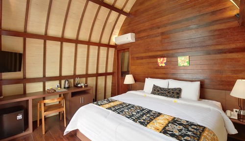 Room, Pool View