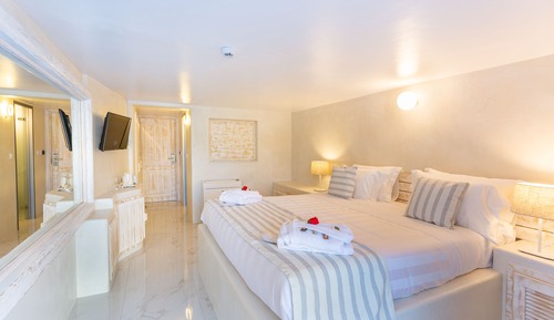 Junior Suite, 1 King Bed, Balcony, City View