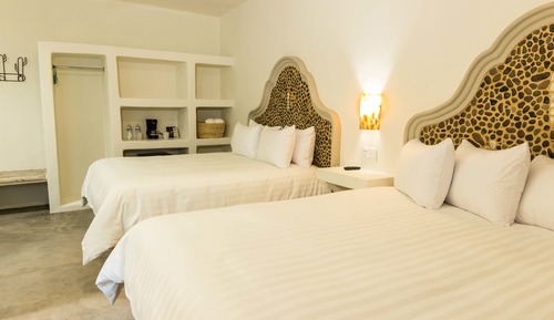 Classic Room, 1 Queen Bed, Non Smoking, Pool View
