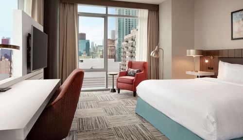 Room, 1 King Bed, Accessible, Corner (Mobility & Hearing, Bathtub)