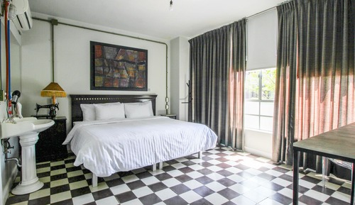 City Room, 1 King Bed