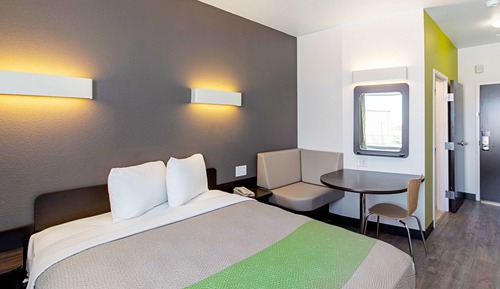 Standard Room, 1 Queen Bed, Non Smoking, Refrigerator & Microwave