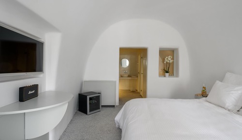 Premium Suite with private outdoor heated plunge pool and Caldera view