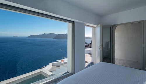 Echoes Suite with private outdoor heated plunge pool- semi outdoor hot tub and Caldera View
