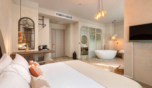 Suite Room with Bathtub