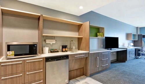 Studio, 1 Queen Bed, Accessible (Roll-In Shower)