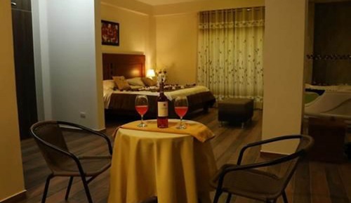 Suite, 1 Queen Bed