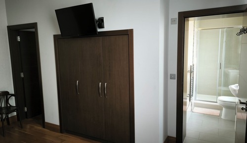Deluxe family room for 4