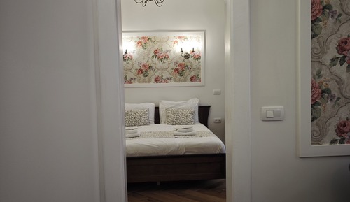 Throne suite